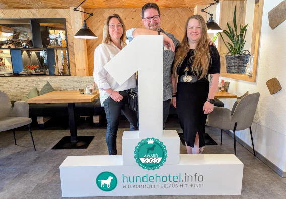 Gastgeberfamilie Koch freut sich über den 1. Platz beim hundehotel.info Award 2025
