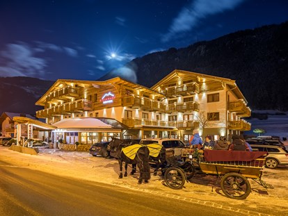 Hundehotel - Tirol - Das Hotel Riederhof im Winter bei Nacht - Hundehotel Riederhof