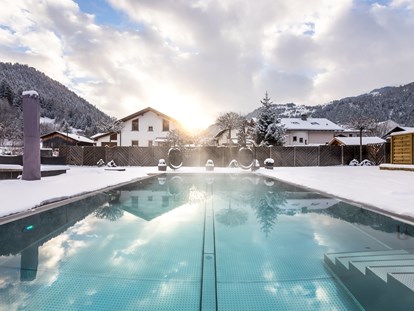 Hundehotel - St. Leonhard (Trentino-Südtirol) - Auch im Winter kann der 30°C warme Außenpool genossen werdern - Hundehotel Riederhof