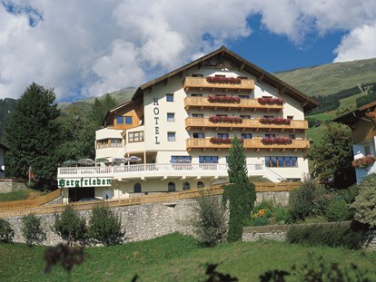 Hundehotel - Sauna - Hotelansicht - Hotel Bergfrieden Fiss in Tirol