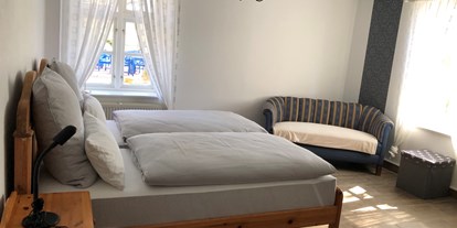 Hundehotel - Nordsee - Unser Doppelzimmer, bestehend aus zwei zusammen geschobenen Einzelbetten. - Hotel - Pension „ALTES PASTORAT“