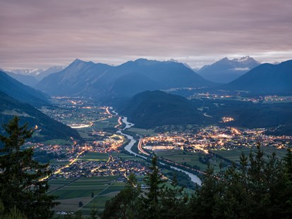 Hundehotel - St. Leonhard (Trentino-Südtirol) - Ausblick vom Hotel - am Abend - Inntalerhof - DAS Panoramahotel