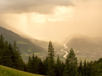 Hundehotel - St. Leonhard (Trentino-Südtirol) - Ausblick vom Hotel - zu jeder Jahreszeit ein Naturkino - Inntalerhof - DAS Panoramahotel