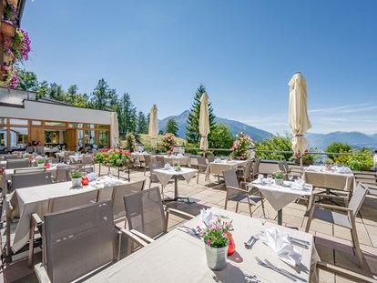 Hundehotel - Tirol - Die Sonnenterrasse mit herrlichem Panoramablick, eine Augenweide schon zum Frühstück im Sommer draußen - Inntalerhof - DAS Panoramahotel