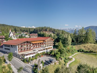 Hundehotel - St. Leonhard (Trentino-Südtirol) - Der Inntalerhof mit dem Ort Mösern - Inntalerhof - DAS Panoramahotel