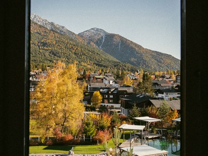 Hundehotel - Wellnessbereich - Herbstausblick aus den Behandlungsräumen - Alpin Resort Sacher