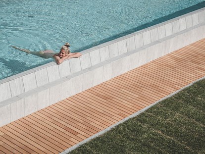 Hundehotel - Italien - 25-Meter-Infinity-Pool - HIRBEN Naturlaub