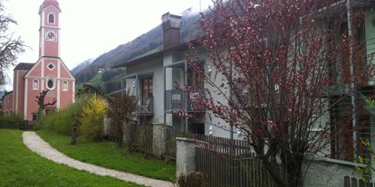 Hundehotel - Niederdorf (Trentino-Südtirol) - Ansicht Hotel Steinhauswirt von der Wiese - Hotel Steinhauswirt