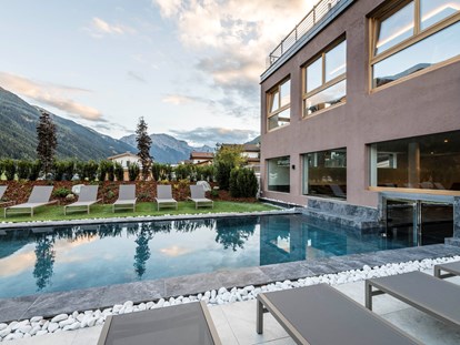 Hundehotel - Trentino-Südtirol - Pool mit ausreichend Liegen - Tuberis Nature & Spa Resort