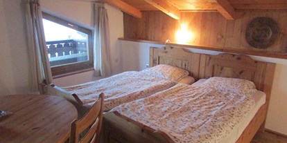 Hundehotel - Schlafzimmer mit Zirbenbetten - Art Chalet Vorderschuhzach