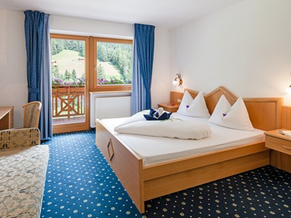 Hundehotel - St. Leonhard (Trentino-Südtirol) - Doppelzimmer mit Balkon - Hotel Bergkristall