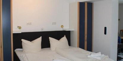 Hundehotel - Nordseeküste - Beispielfoto Schlafzimmer mit Babybett - NordseeResort Hotel&Suite Arche Noah