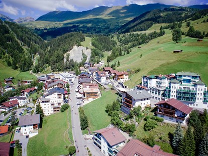Hundehotel - St. Leonhard (Trentino-Südtirol) - Blick auf das Hotel im Sommer - Hotel Jennys Schlössl