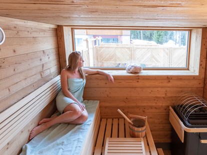 Hundehotel - Sauna - Sauna mit Blick in die umliegende Bergwelt - Almfrieden Hotel & Romantikchalet