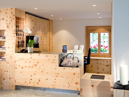 Hundehotel - Schweiz - Unsere Rezeption ist täglich von 07:00 bis 21:00 Uhr für Sie da. - Hotel Chesa Surlej