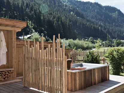Hundehotel - Sauna - Aussenbadewanne im Sommer - Feriendorf Holzleb'n