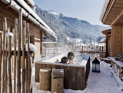 Hundehotel - Sauna - Außenbadewanne im Winter - Feriendorf Holzleb'n