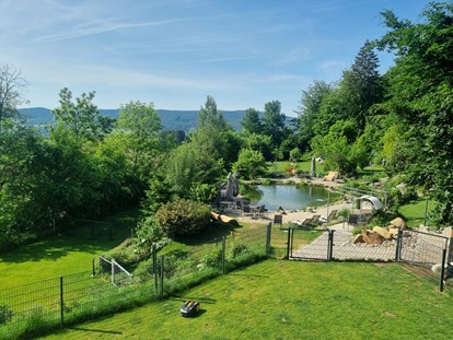 Hundehotel - Wellnessbereich - Ausblick von der Gartensuite 27 mit Panoramablick auf den Teich - Natur-Hunde-Hotel Bergfried
