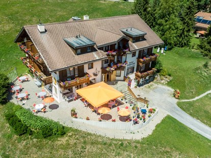Hundehotel - Preisniveau: moderat - Vella - Ruhig gelegen, mit viel Platz für 2- und Vierbeiner liegt das Hotel Gravas über dem Dorf Vella im Val Lumnezia - Hotel Gravas Lodge