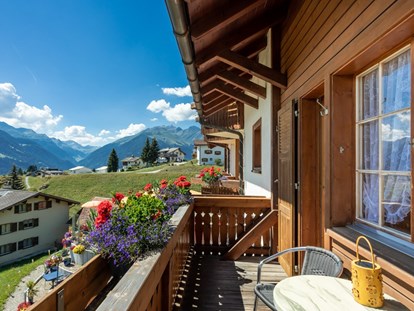 Hundehotel - Verpflegung: Frühstück - Schweiz - Möblierter Balkon - Hotel Gravas Lodge