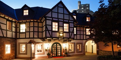 Hundehotel - Wellnessbereich - Weserbergland, Harz ... - Hotel bei Nacht mit der Burgruine - Relais & Châteaux Hardenberg Burghotel