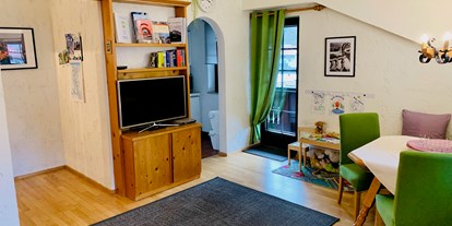 Hundehotel - Unterkunftsart: Appartement - Garmisch-Partenkirchen - Wohnzimmer Appartement Azalea mit Balkon, TV, WLAN & DVD Player - Appartement Azalea