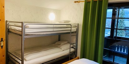 Hundehotel - Oberammergau - Schlafzimmer mit Doppelbett & Etagenbett Appartement Azalea - Appartement Azalea