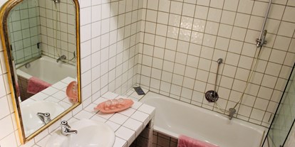 Hundehotel - Unterkunftsart: Appartement - Garmisch-Partenkirchen - Badezimmer Appartement Azalea mit Badewanne und Waschbecken - Appartement Azalea