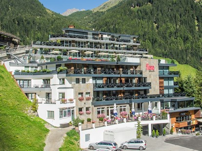 Hundehotel - Hundewiese: eingezäunt - Tiroler Oberland - Hotel im Sommer - Hotel Fliana