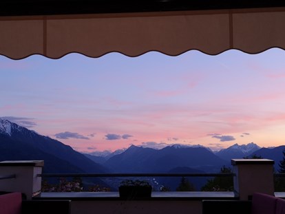 Hundehotel - WLAN - Ried im Oberinntal - Blick von der Terasse, tolle Abendstimmung - Inntalerhof - DAS Panoramahotel