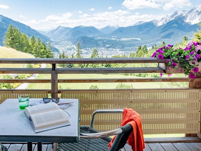 Hundehotel - Unterkunftsart: Hotel - Mösern - Unsere Zimmertypen mit dem Namen Weitsicht haben den unvergleichlichen Blick über das Inntal und die Berge im Oberinntal - Inntalerhof - DAS Panoramahotel