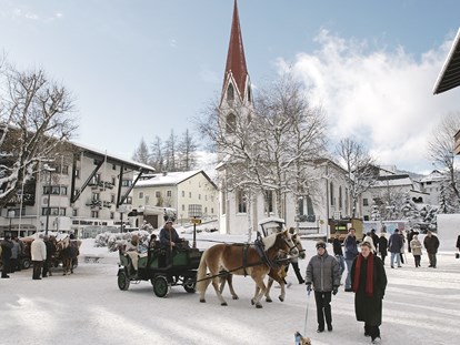 Hundehotel - Hundewiese: nicht eingezäunt - Garmisch-Partenkirchen - Fußgängerzone Seefeld in Tirol - alpinen Lifestyle im Sommer wie im Winter genießen - Inntalerhof - DAS Panoramahotel