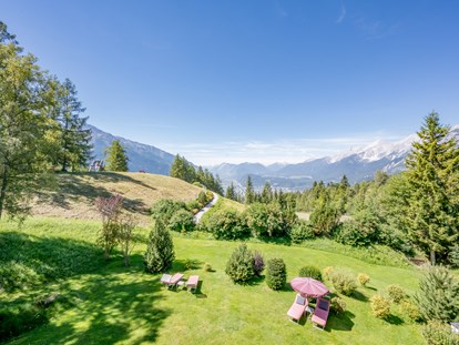 Hundehotel - Preisniveau: moderat - Tirol - Panoramagarten mit Liegewiese vor einer prachtvollen Bergkulisse - Inntalerhof - DAS Panoramahotel