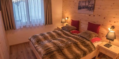Hundehotel - WLAN - Ried im Oberinntal - Schlafzimmer aus Zirbenholz - Braito 's Seaside Lodges und Suites