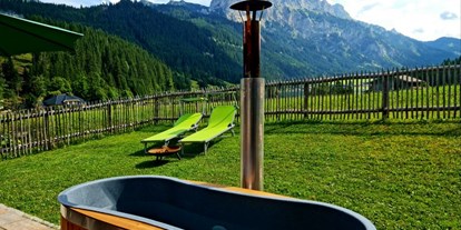 Hundehotel - Riezlern - Outdoor-Badewanne mit See-und Bergblick - Braito 's Seaside Lodges und Suites