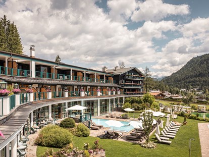Hundehotel - Award-Gewinner - Tirol - Außenansicht Sommer - Alpin Resort Sacher