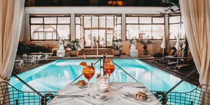 Hundehotel - Pools: Außenpool nicht beheizt - Schweiz - Abendessen am Pool - Sunstar Hotel Brissago - Sunstar Hotel Brissago