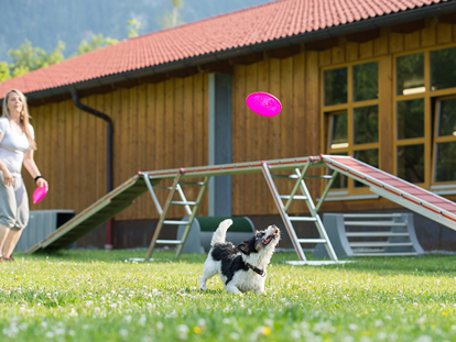 Hundehotel - Sauna - Grän - Aussenplatz und Spielwiese - Hundesporthotel Wolf