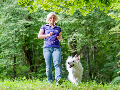 Hundehotel - Umgebungsschwerpunkt: Berg - Grän - Spaziergang mit Hund - Hundesporthotel Wolf