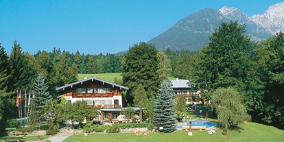 Hundehotel - Umgebungsschwerpunkt: See - Flachau - Stoll´s Hotel Alpina - Gesamtansicht der Hotelanlage mit 12.000 qm Garten - Stoll´s Hotel Alpina