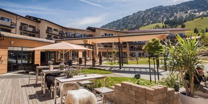 Hundehotel - Wellnessbereich - Bad Hindelang - Außenansicht mit Terasse - Panoramahotel Oberjoch