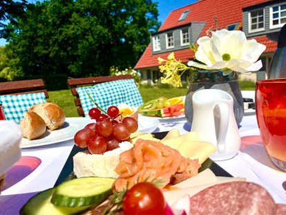 Hundehotel - Umgebungsschwerpunkt: See - Müritz - Frühstück auf der Hotelterrasse - Fleesensee Resort & Spa