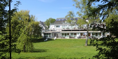 Hundehotel - Pools: Innenpool - Ostsee - Die Zimmer haben einen schönen Blick in den Garten - HofHotel Krähenberg