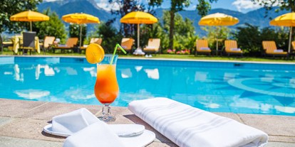 Hundehotel - Unterkunftsart: Hotel - St. Martin (Trentino-Südtirol) - Pool mit Liegewiese - Landhaus Hotel Kristall