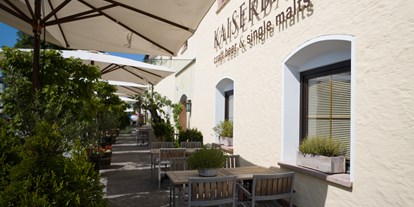 Hundehotel - Trink-/Fressnapf: an der Rezeption - Ruhpolding - Kaiserbar - single malt & craft beer Bar - Hotel Kaiserhof Anif