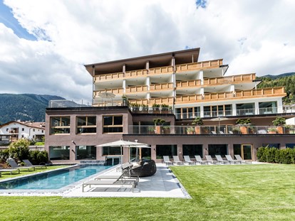 Hundehotel - barrierefrei - Trentino-Südtirol - Blick auf das Hotel - Tuberis Nature & Spa Resort