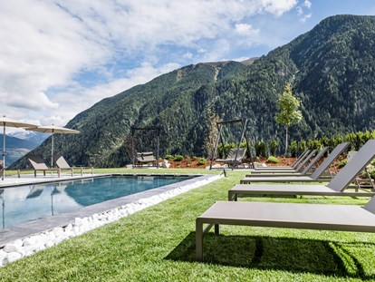 Hundehotel - Unterkunftsart: Hotel - Sulden - Pool mit Liegewiese - Tuberis Nature & Spa Resort