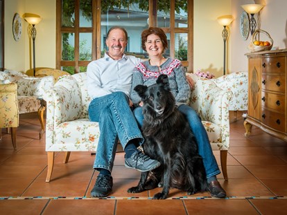 Hundehotel - Umgebungsschwerpunkt: Berg - Wallis - Ihre Gastgeber Francisca + Markus mit Lulli - Hotel Salina Maris