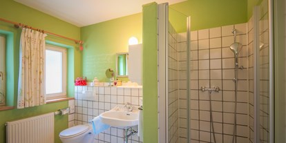 Hundehotel - Umgebungsschwerpunkt: Berg - Füssen - Badezimmer mit dusche WC, App. Garten Eden - Haus Alpengruss