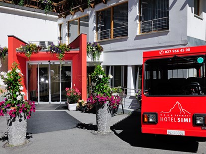 Hundehotel - Preisniveau: gehoben - Zermatt - Eingang Sommer - Hotel Simi